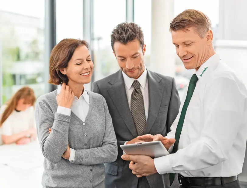 Drei Personen unterhalten sich