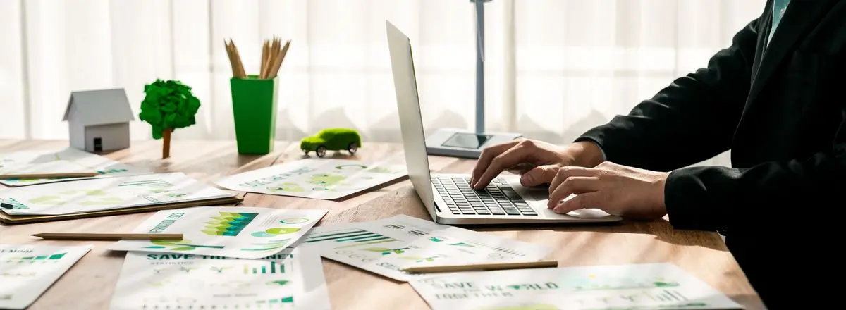 Person arbeitet am Rechner 