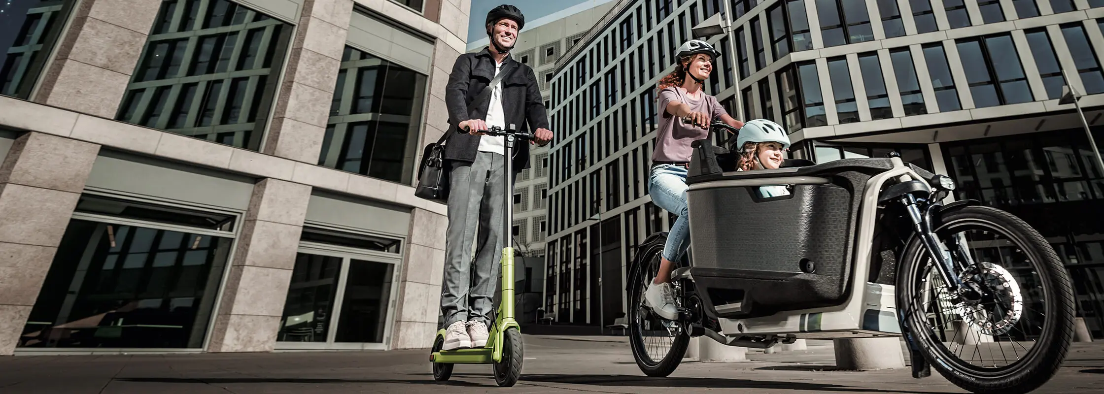 DEKRA Fahrradgutachter mit Kundin DEKRA Fahrradgutachter mit Kundin