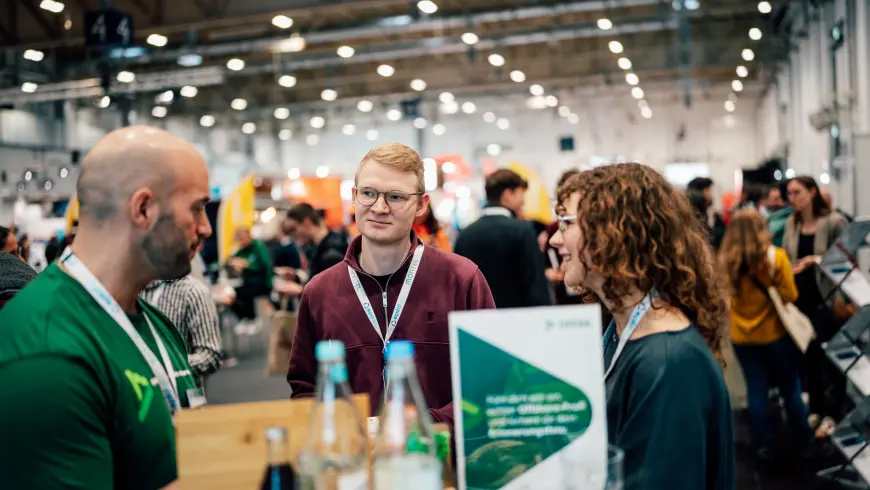 Beratungsgespräch am DEKRA Stand beim Career Day der E-World Energy & Water 2026