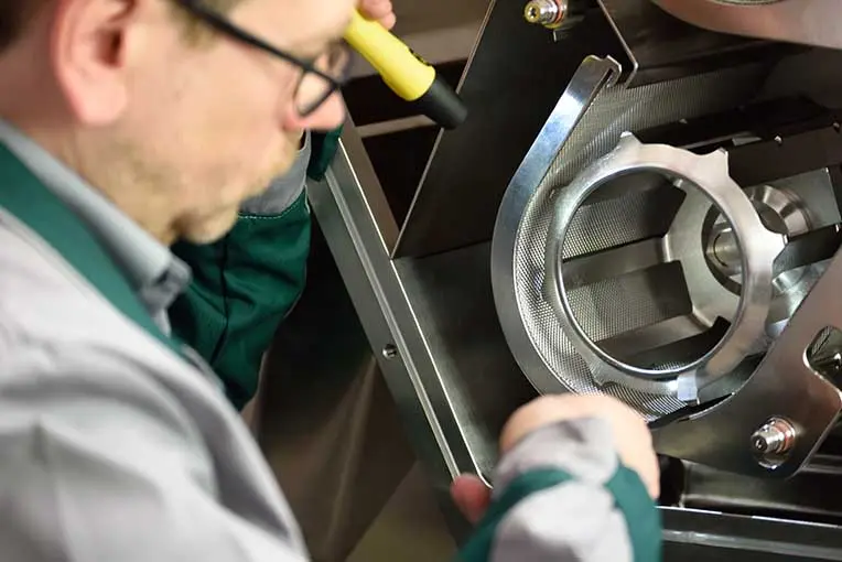 DEKRA Sachverständiger bei der Prüfung von Anlage