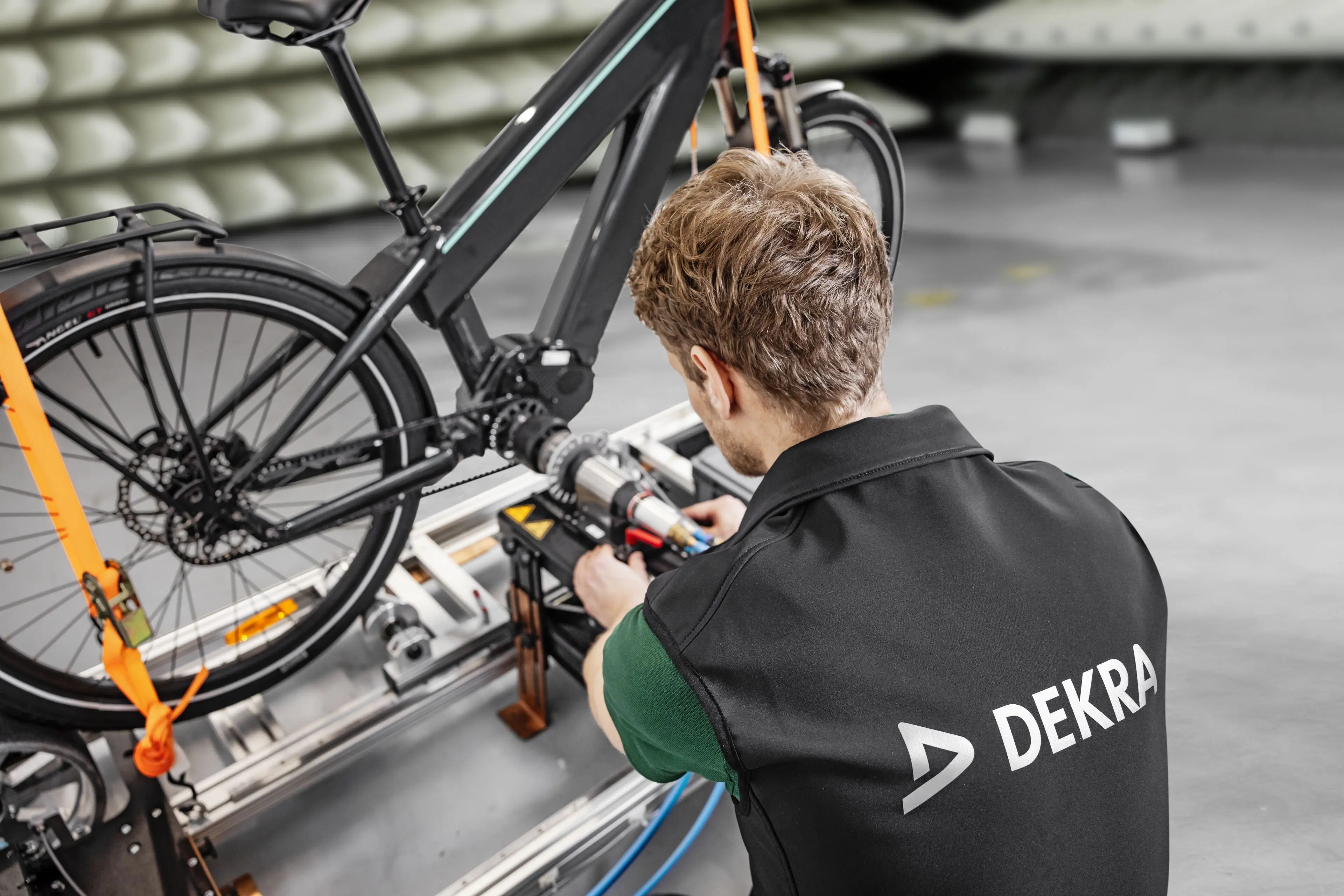 Sachverständiger im EMV Labor bei Fahrradprüfung
