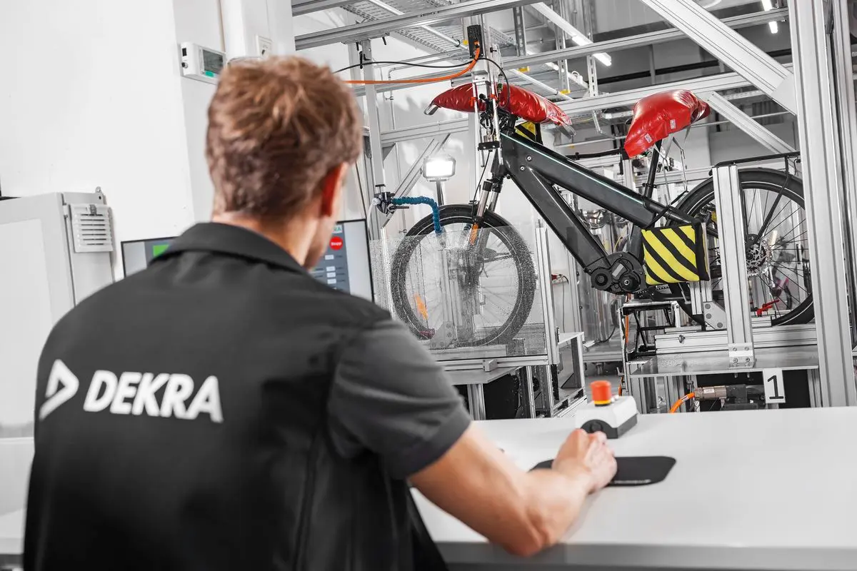 DEKRA Sachverständiger im Labor bei Fahrradprüfung