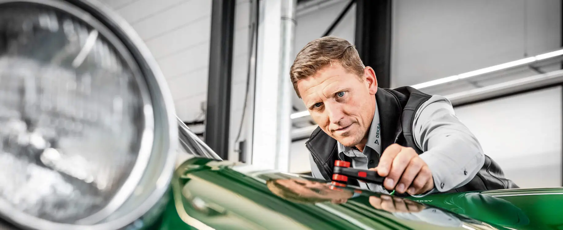 DEKRA Mitarbeiter bei der technischen Prüfung eines Oldtimers