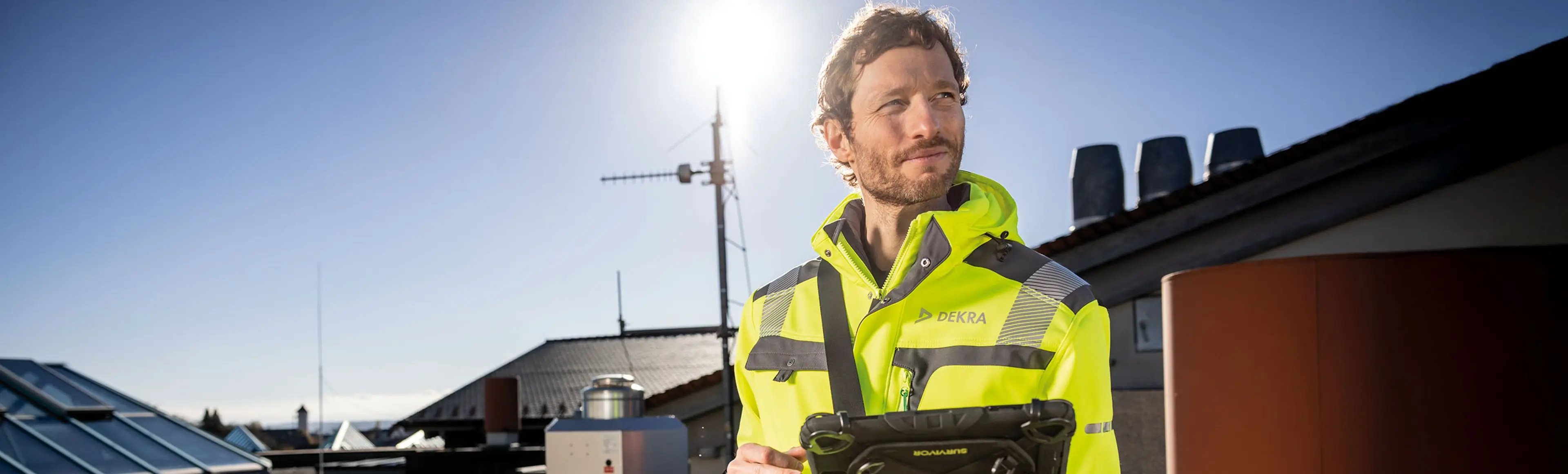 DEKRA Mitarbeiter auf einem Dach bei einer Prüfung