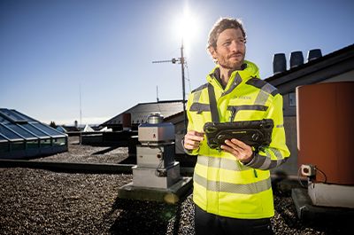 DEKRA Mitarbeiter auf einem Dach bei einer Prüfung