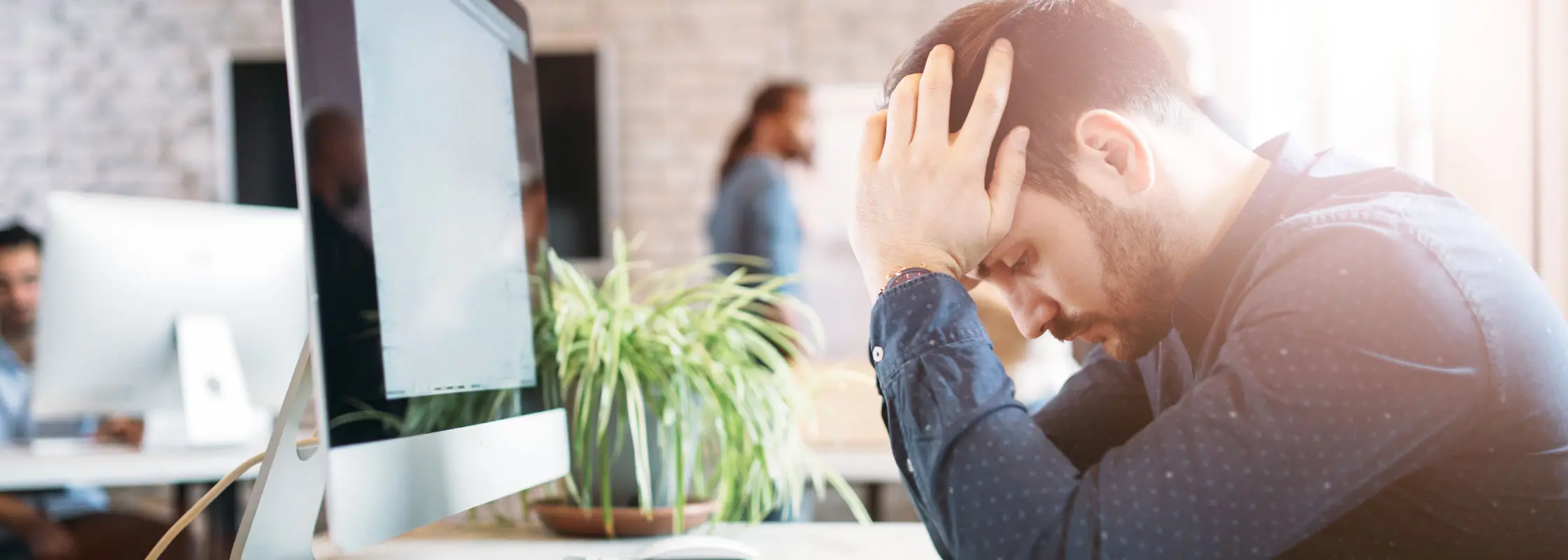 Mann stützt den Kopf ab Mann stützt den Kopf ab