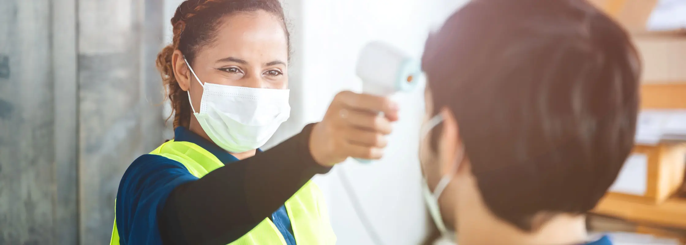 Frau misst Fieber Frau misst Fieber