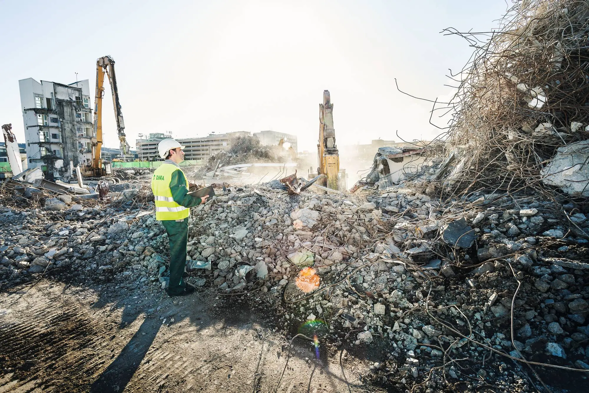 DEKRA Experte auf Baustelle
