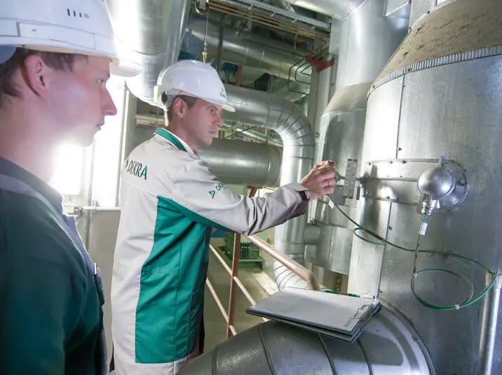 DEKRA Experten während einer Funktionsprüfung