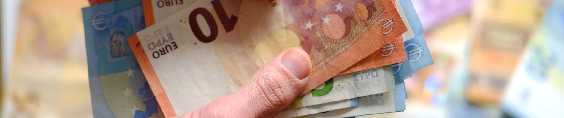 Hand mit Geldscheinen