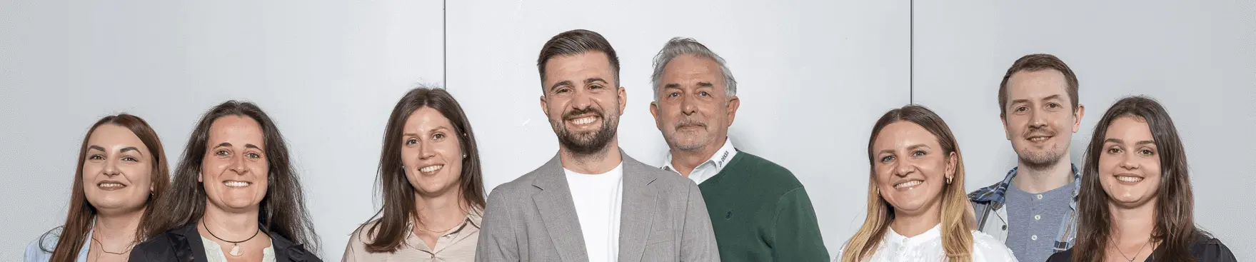 DEKRA Recruiterinnen und Recruiter lächeln in die Kamera, freundlich und einladend DEKRA Recruiterinnen und Recruiter lächeln in die Kamera, freundlich und einladend