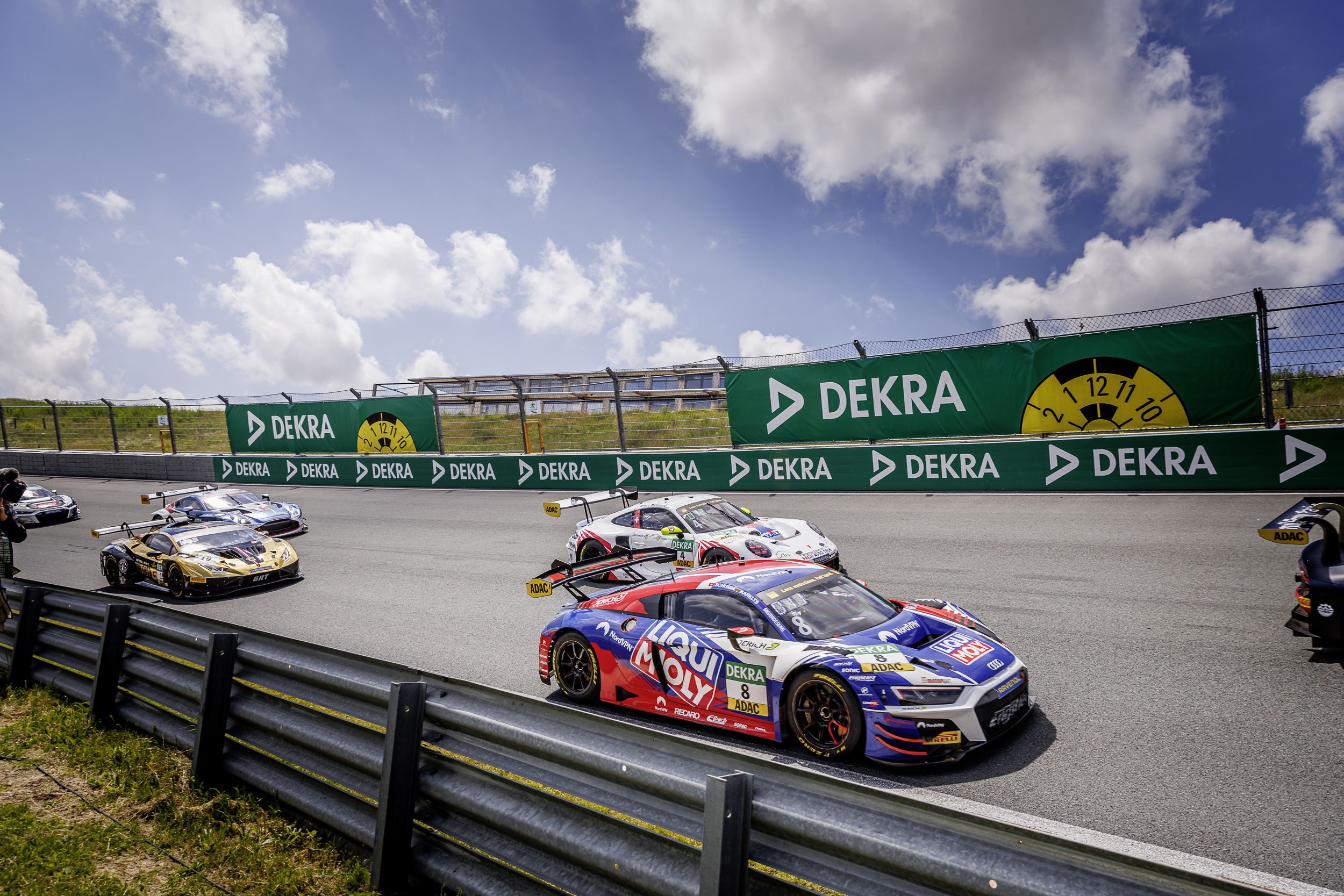ADAC GT Masters Fahrzeug auf der Rennstrecke