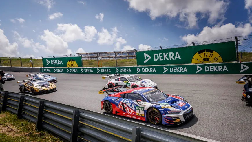 ADAC GT Masters Fahrzeug auf der Rennstrecke