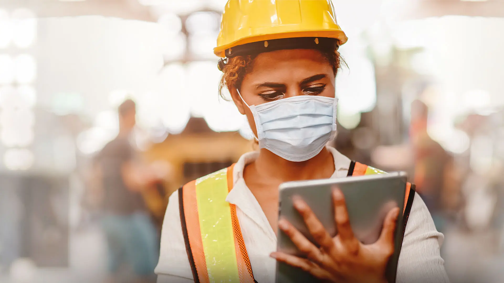 Person mit Atemmaske und Sicherheitshelm