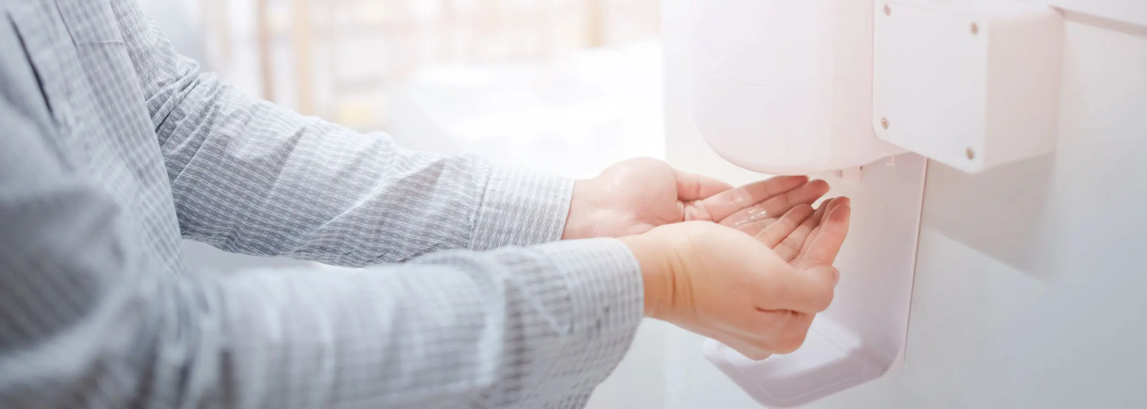 Person desinfiziert sich die Hände