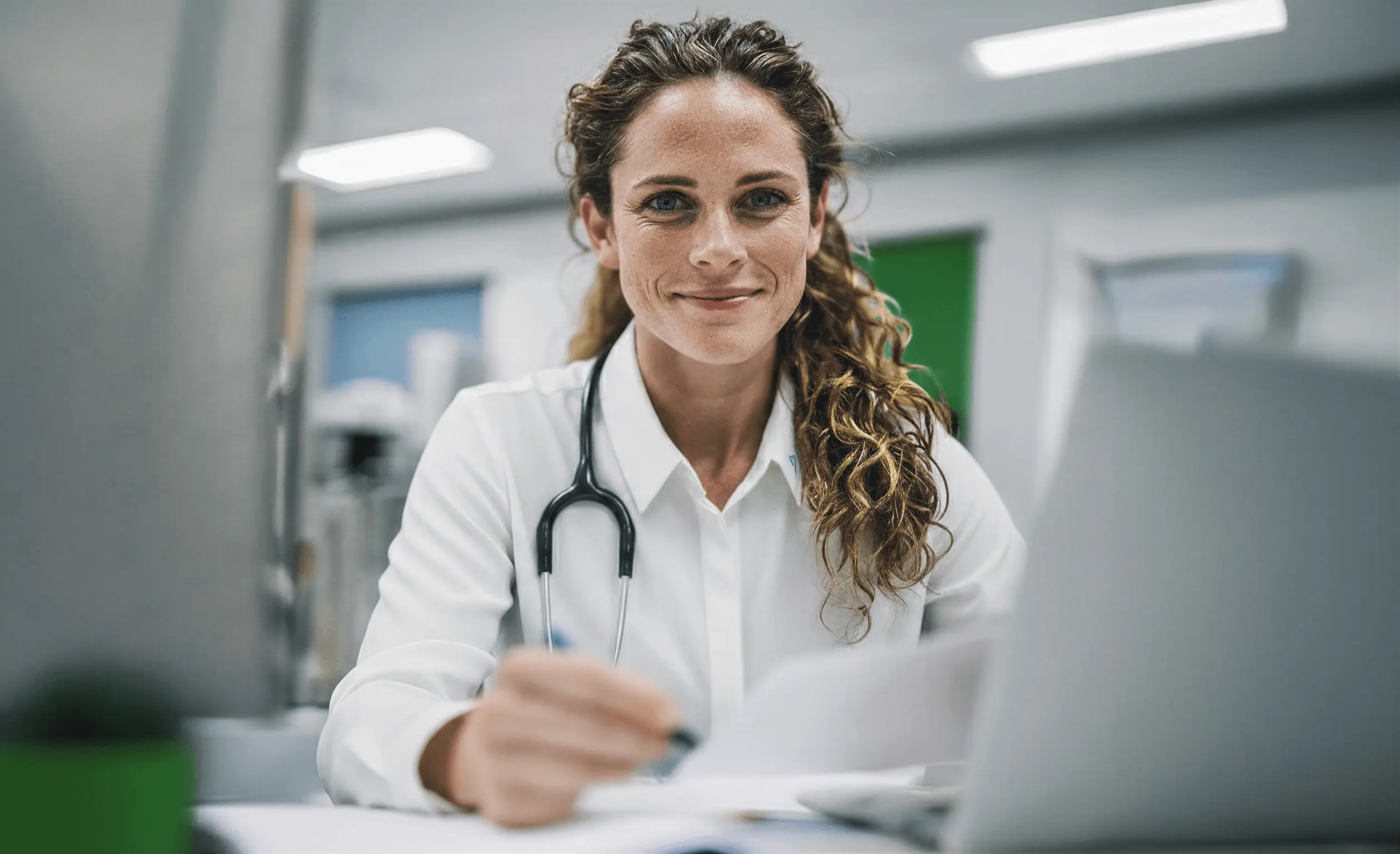 Arbeitsmedizinerin am Schreibtisch - mit KI generiert