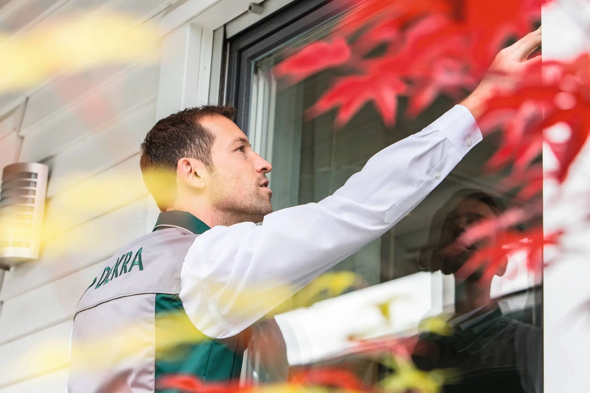 DEKRA Experte begutachtet Fenster