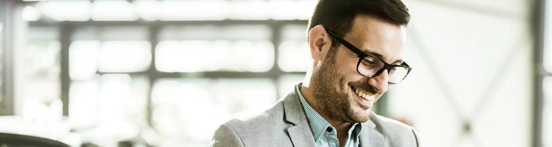 Mann mit Brille lacht freundlich