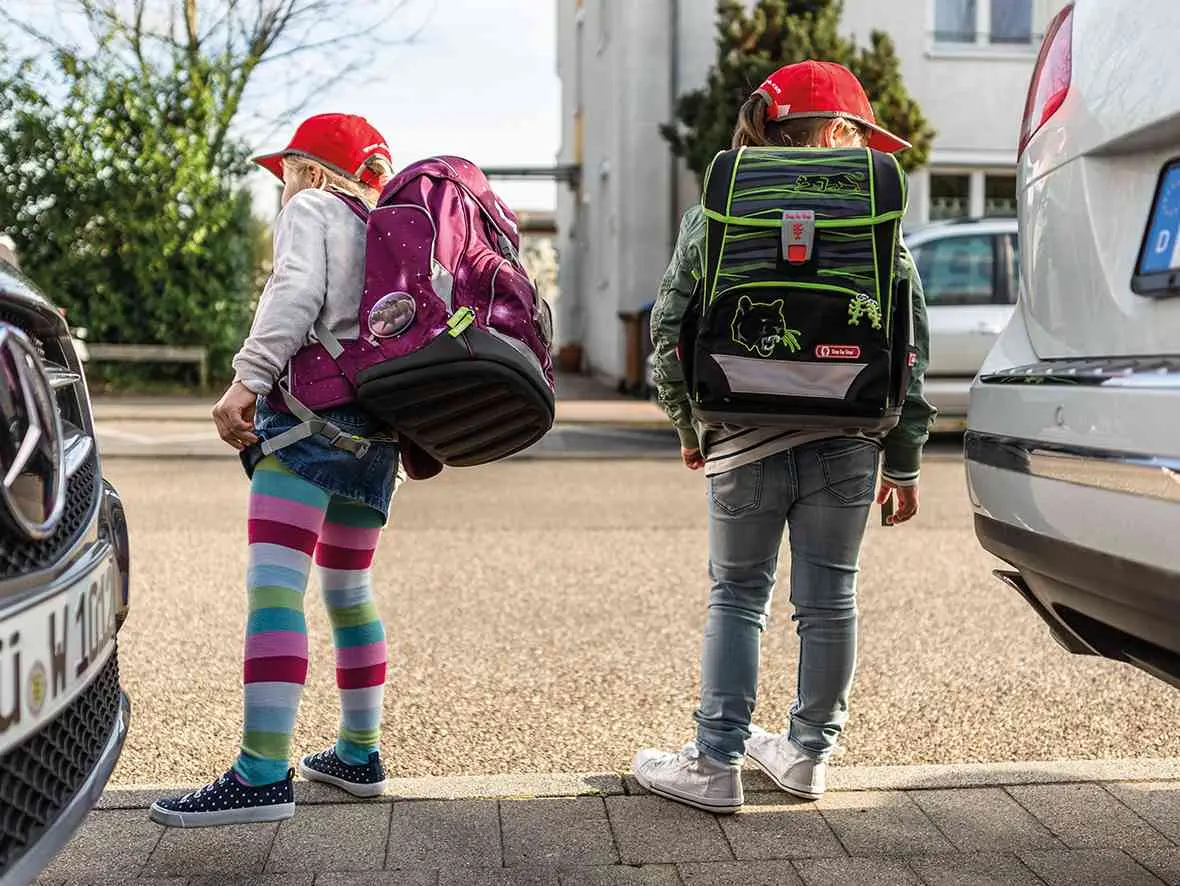 zwei Kinder zwischen Autos zwei Kinder zwischen Autos
