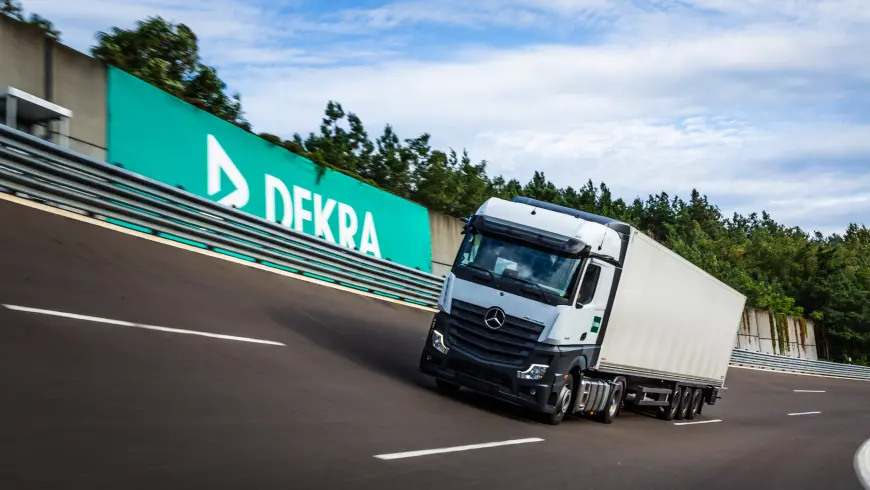 LKW auf DEKRA Teststrecke