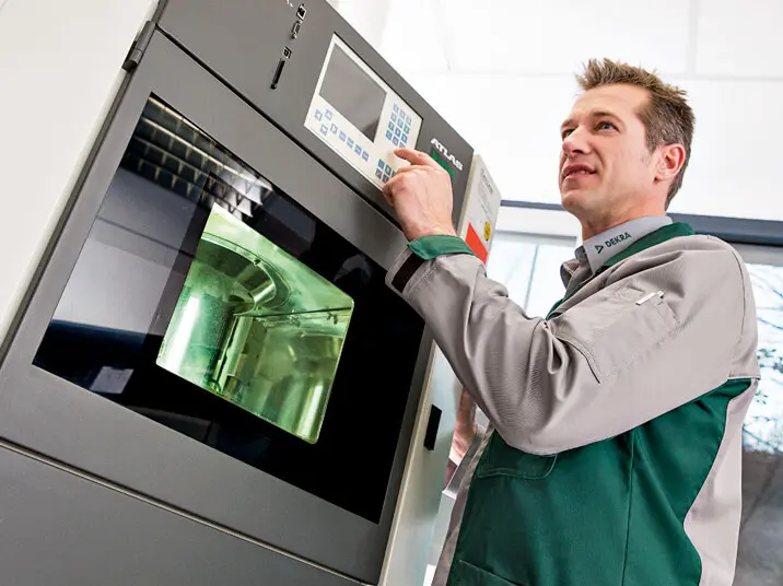 DEKRA Sachverständiger programmiert Prüfgerät