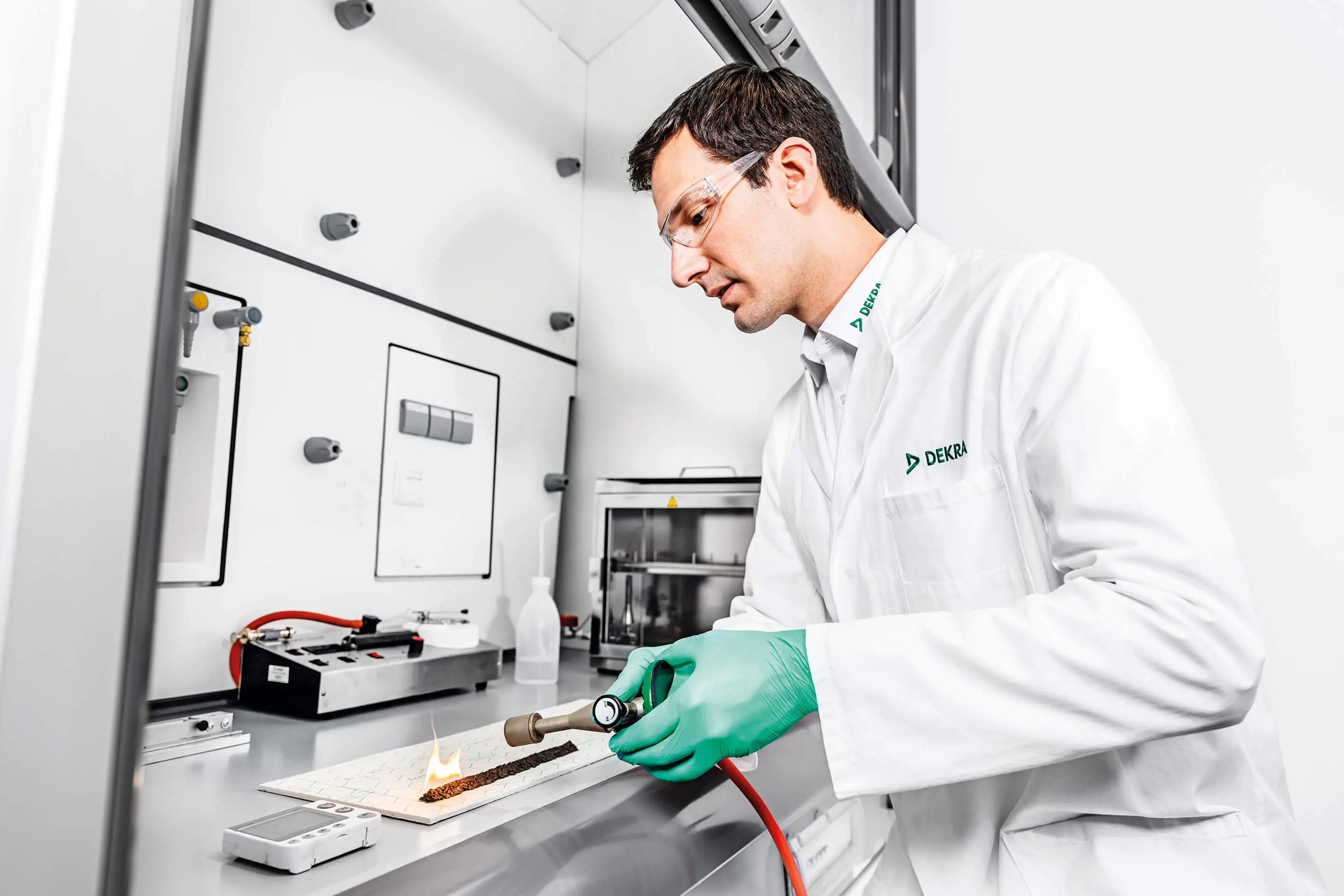 DEKRA Mitarbeiter im Labor