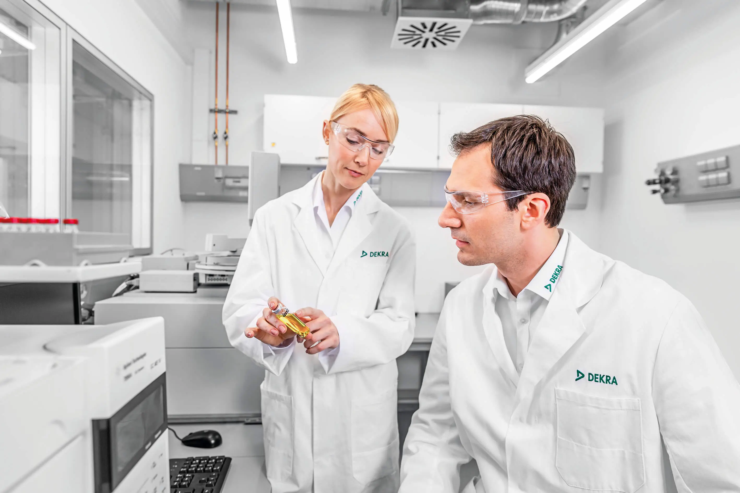 Labormitarbeiter betrachten Probe