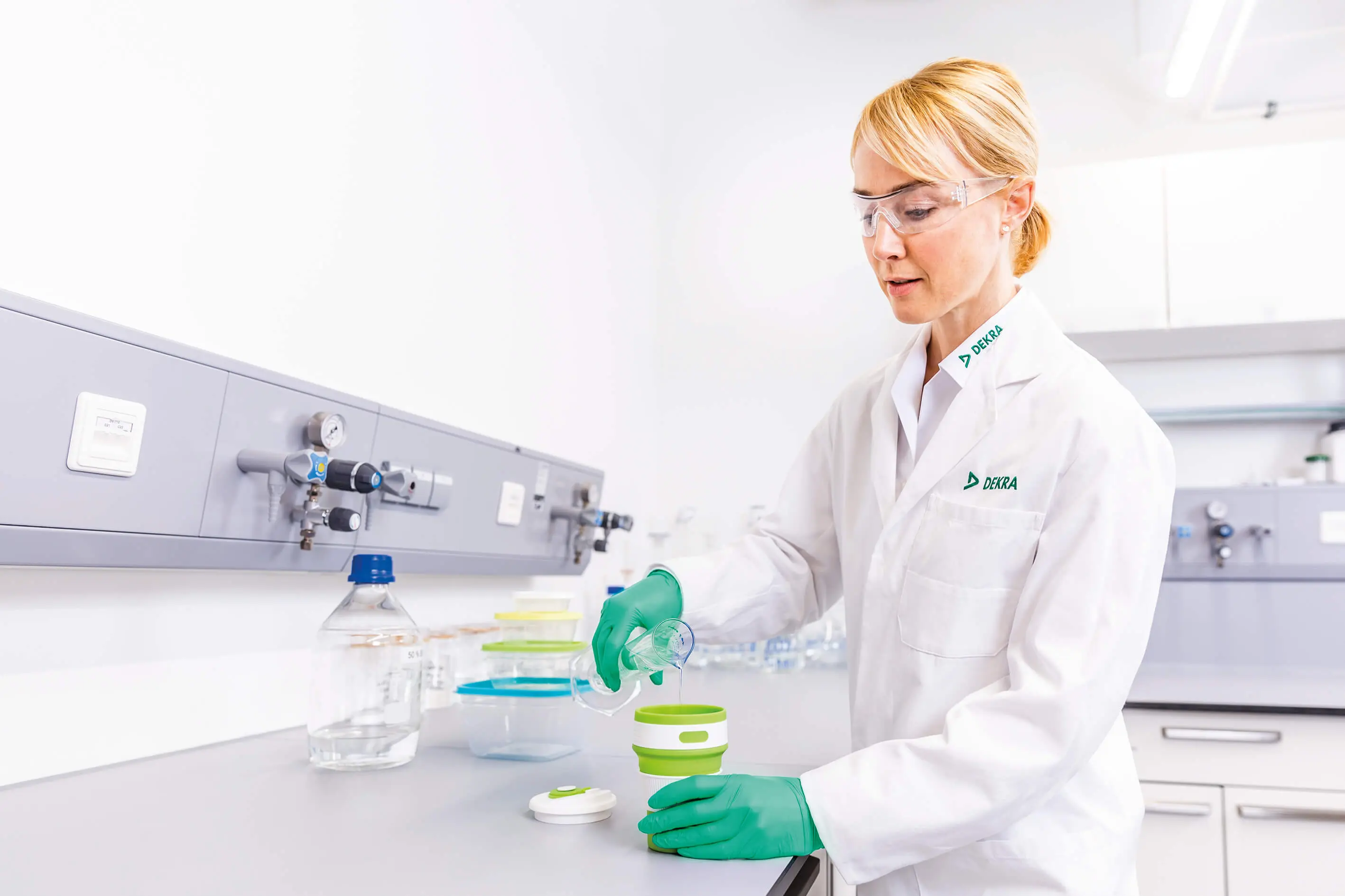 DEKRA Sachverständige bei der chemischen Prüfung von Kunststoffbehältern