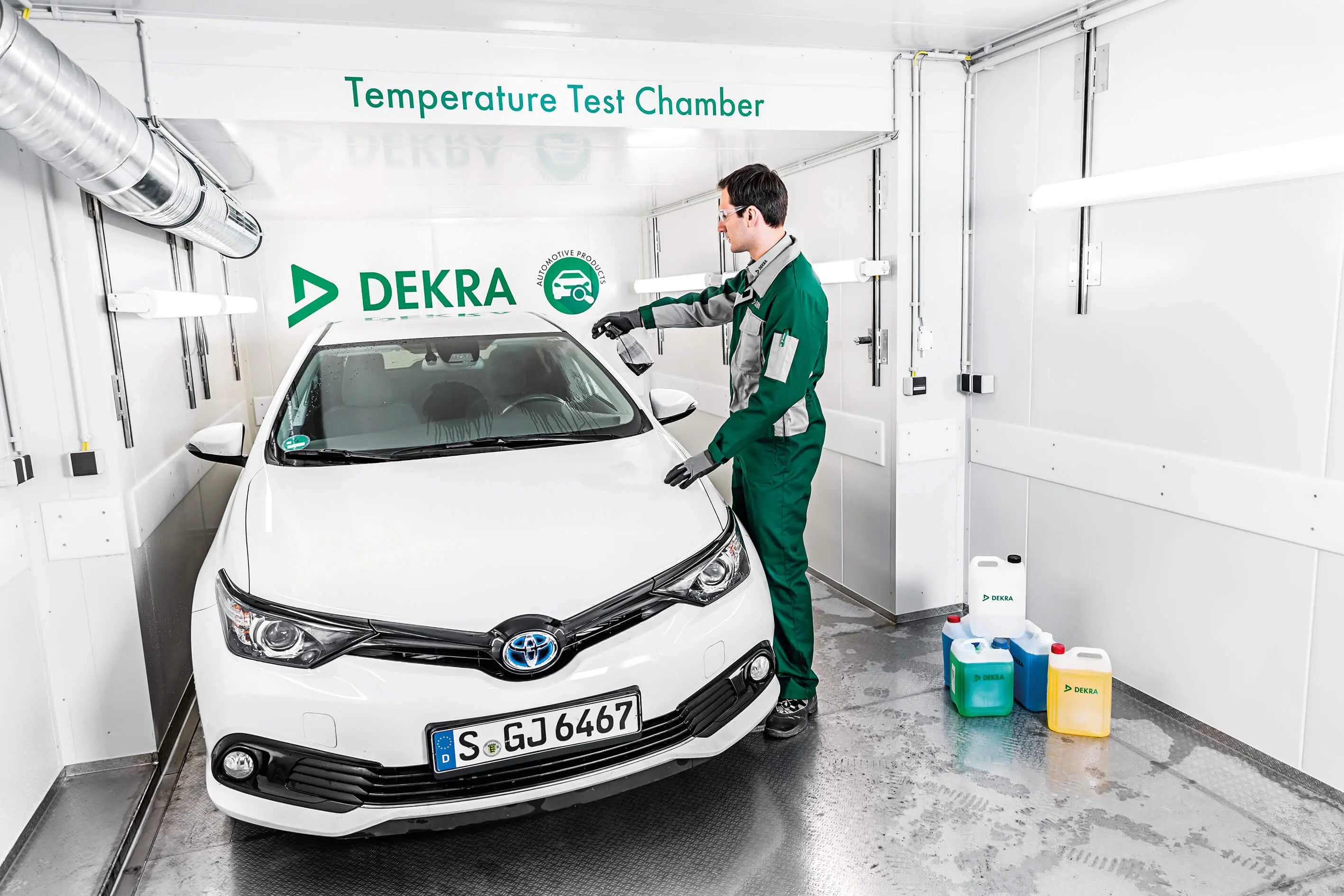 DEKRA Sachverständiger in der Temperaturprüfkammer