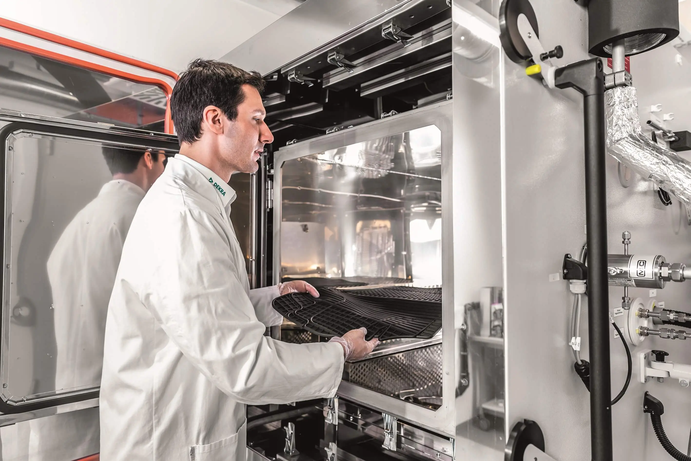 DEKRA Experte vor geöffneter Prüfkammer