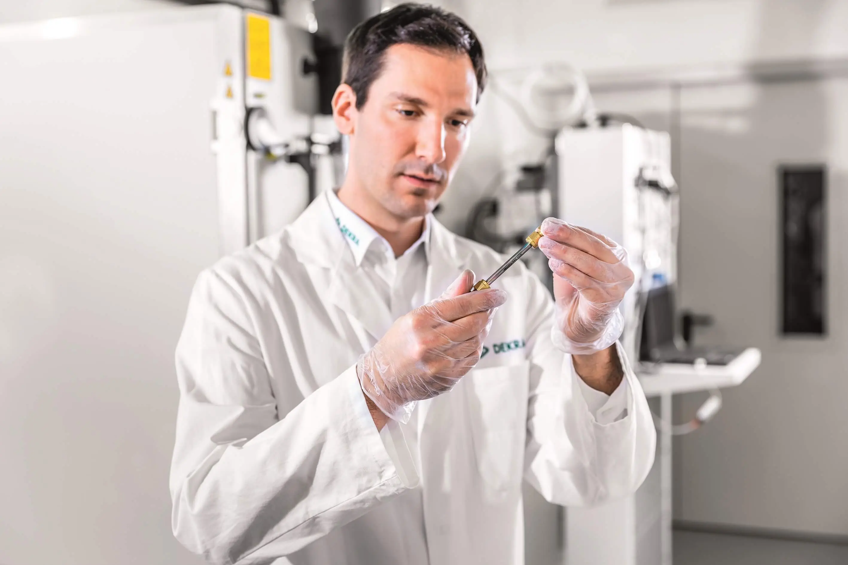 DEKRA Sachverständiger beim Prüfkammertest