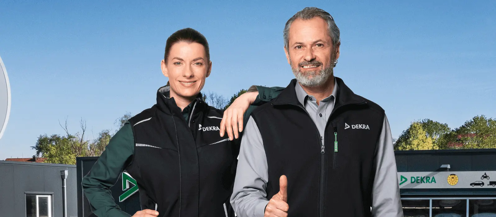 DEKRA Prüfer vor Prüfstation