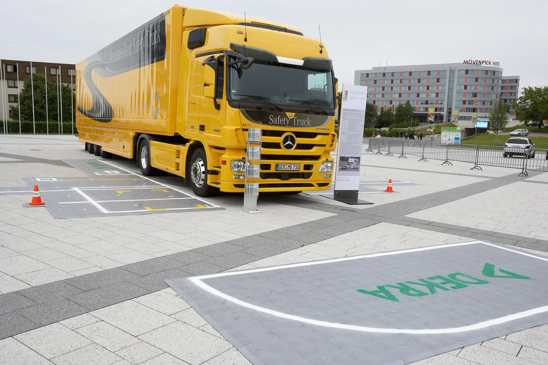 gelber Lastwagen Frontansicht gelber Lastwagen Frontansicht