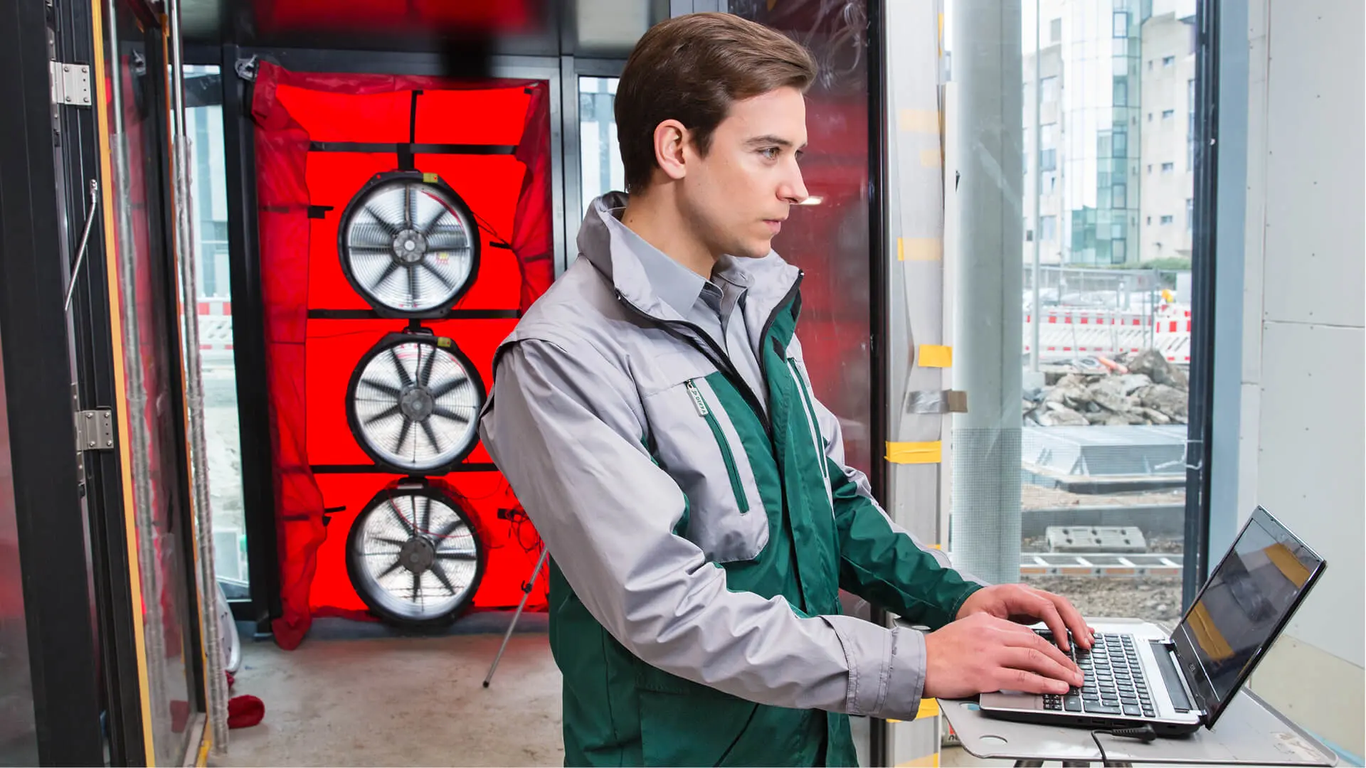 DEKRA Bausachverständiger prüft die Fensterdichtigkeit