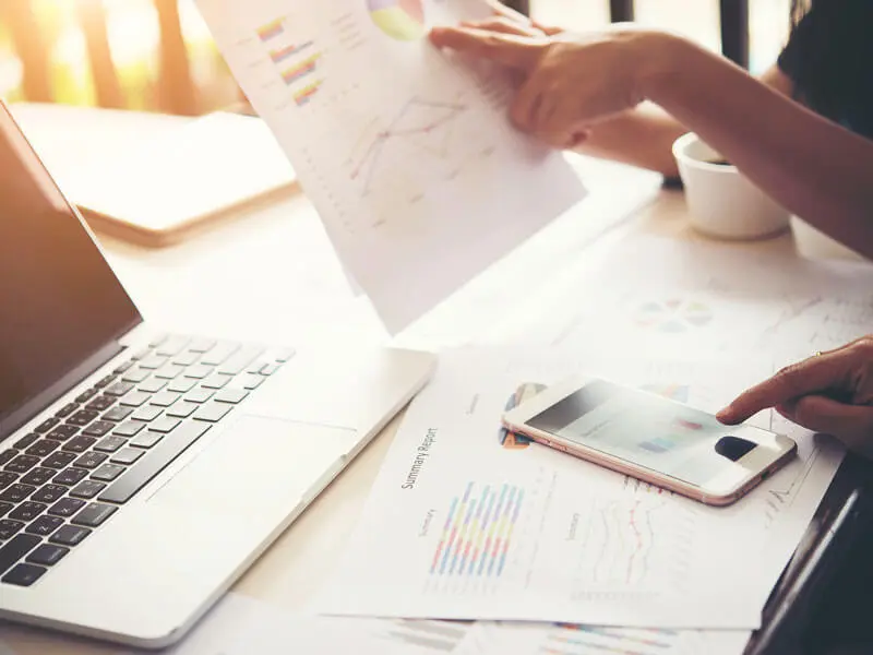 Laptop und Unterlagen