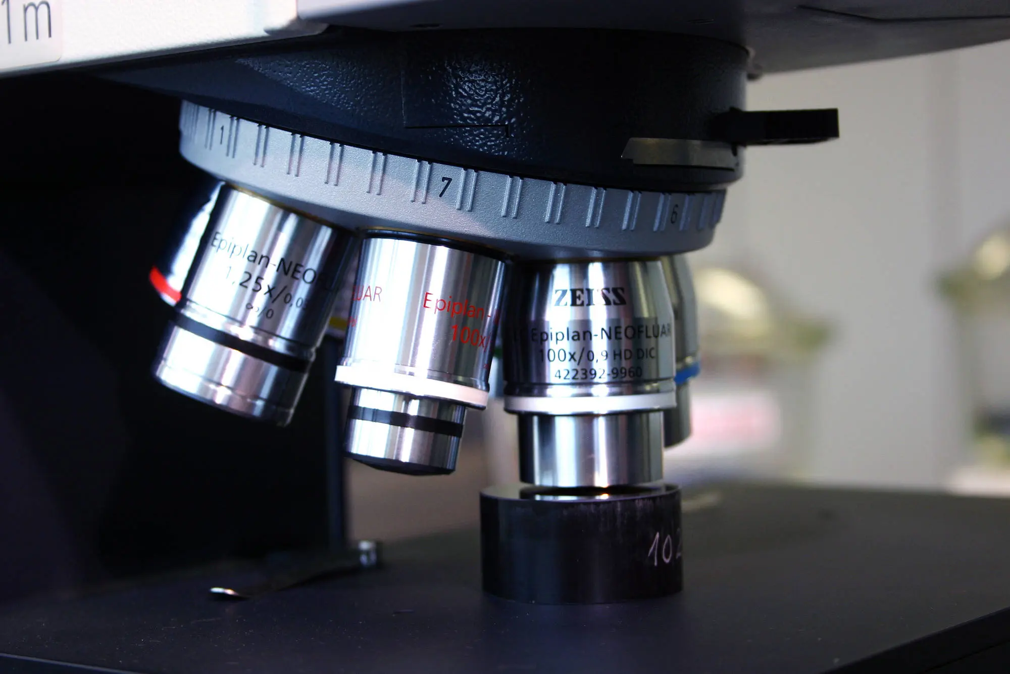 Zerstörungsfreie Werkstoffprüfung mit Lichtmikroskopie