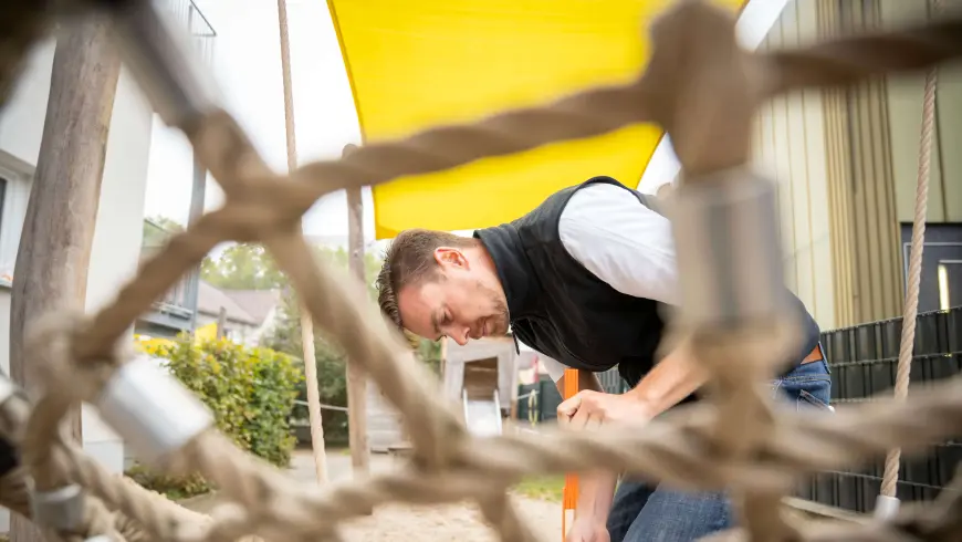 Spielplatzprüfer im Einsatz