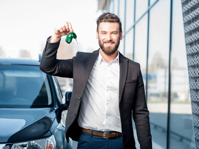 Fahrer mit Schlüssel in der Hand
