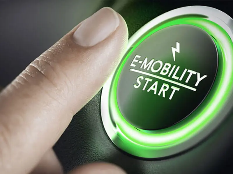 Finger, der auf einen Button drückt