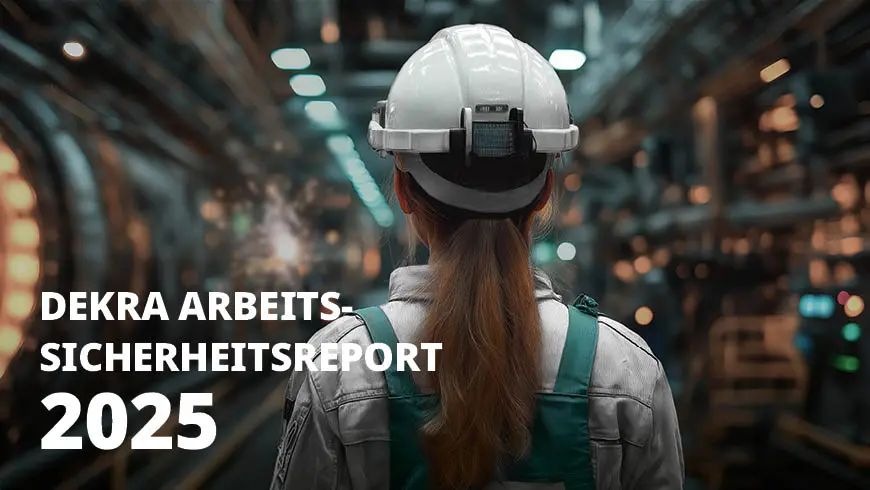 Frau mit Schutzhelm in einer Industriehalle // Coverbild des Arbeitssicherheitsreports 2025