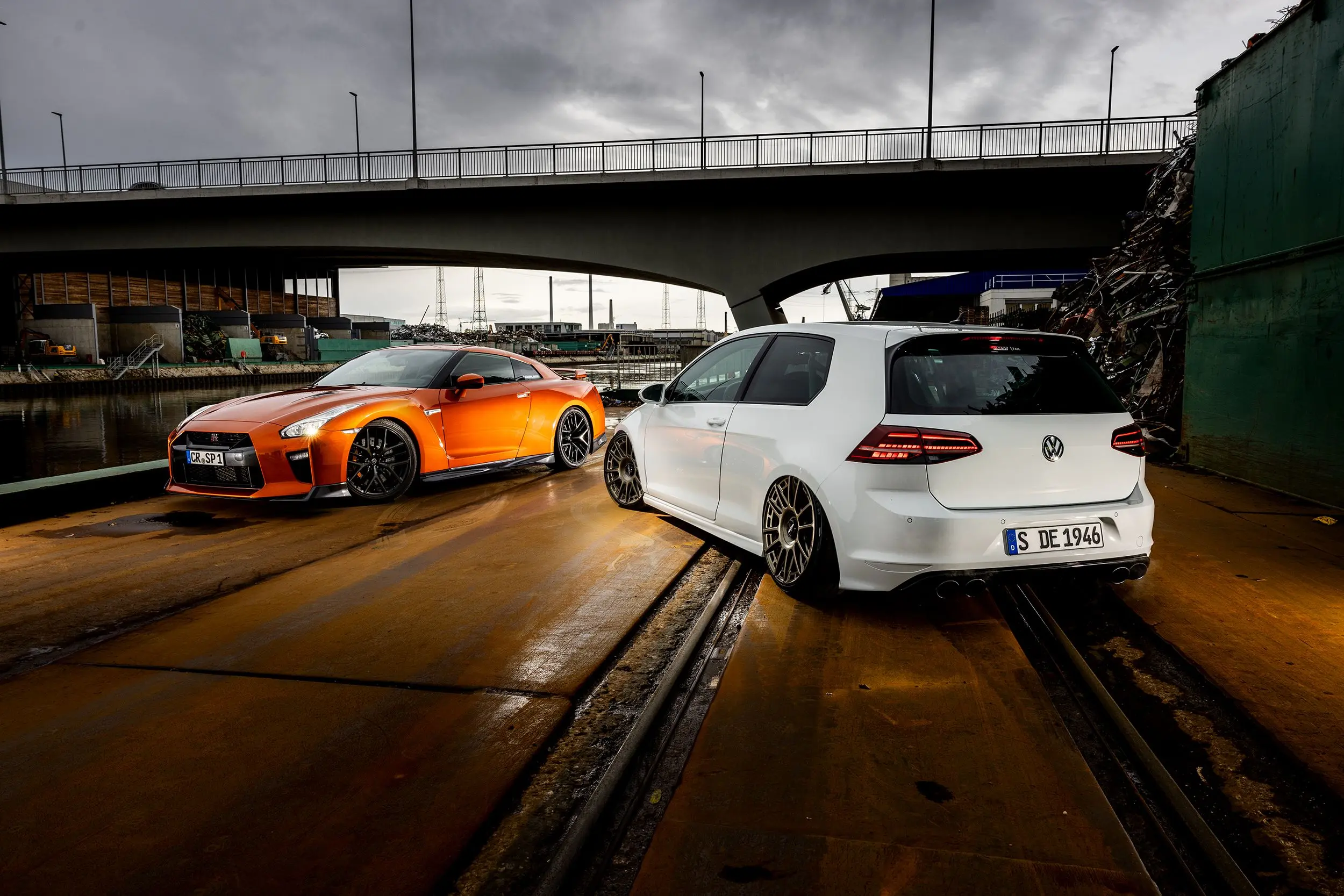 2 Autos vor einer Brücke