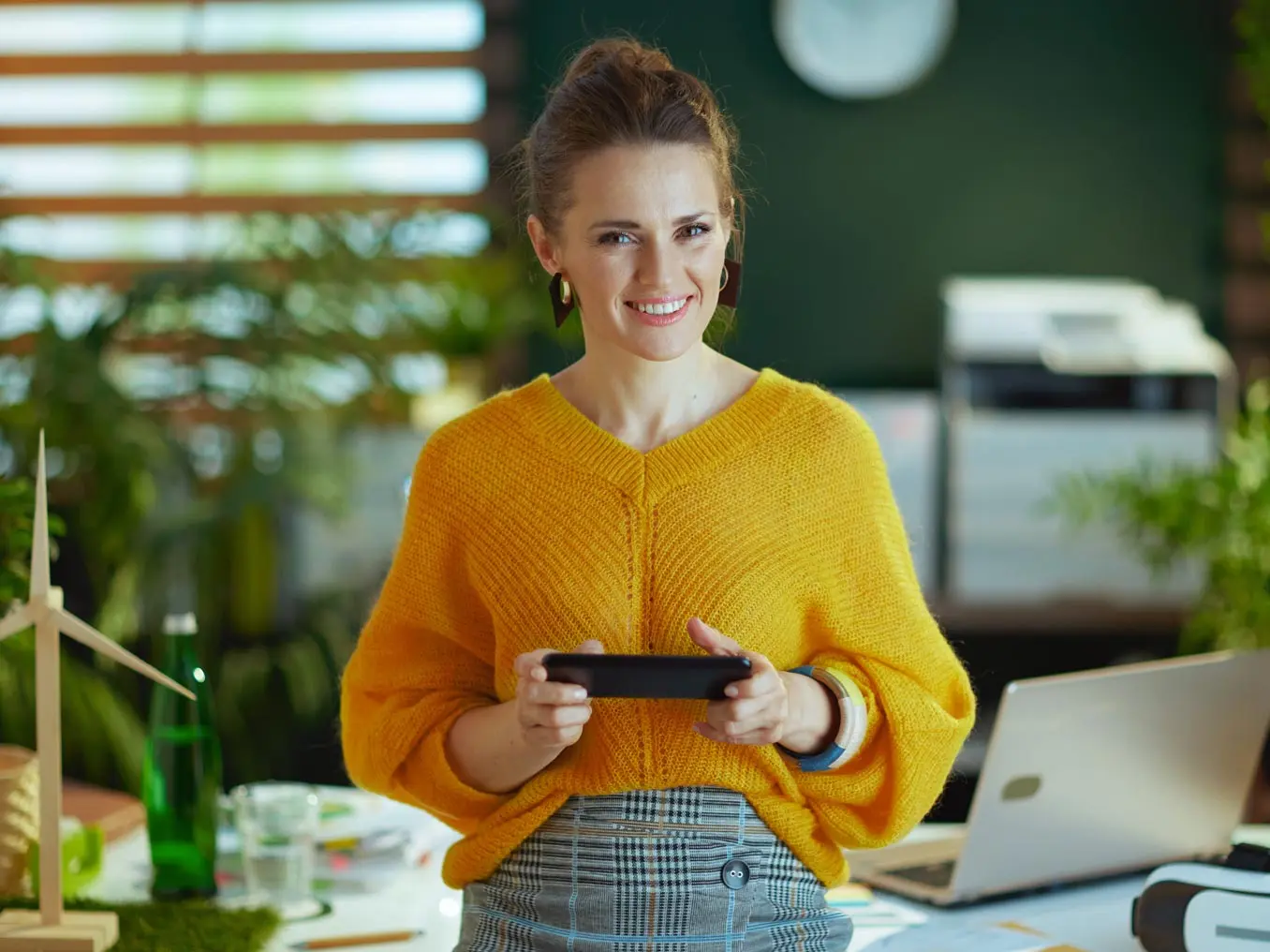 Eine Frau hält ein Tablet