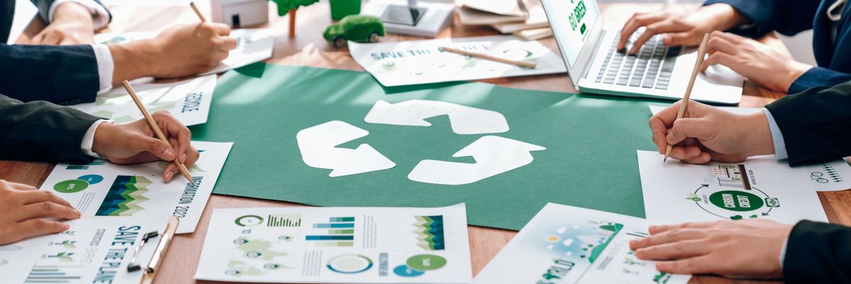 Personen schauen ein Reporting an