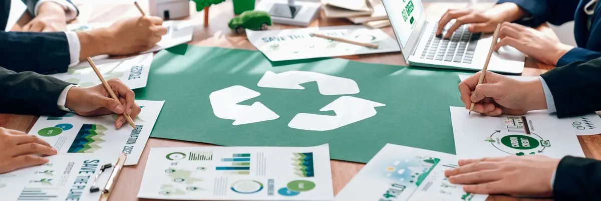 Personen am Schreibtisch mit Reportings