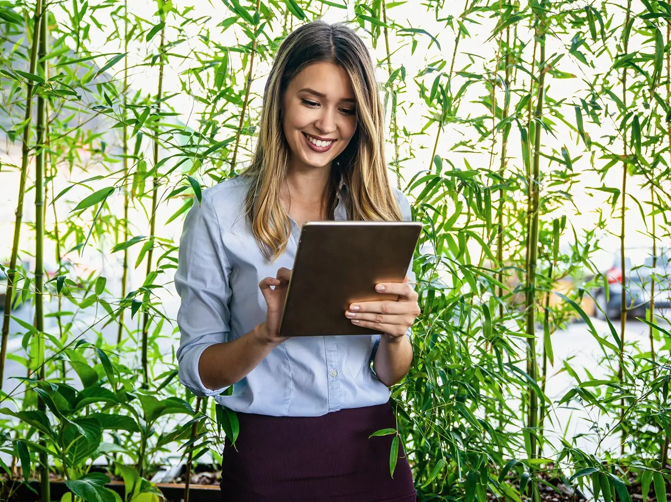 Eine Frau schaut im Wals auf ein Display