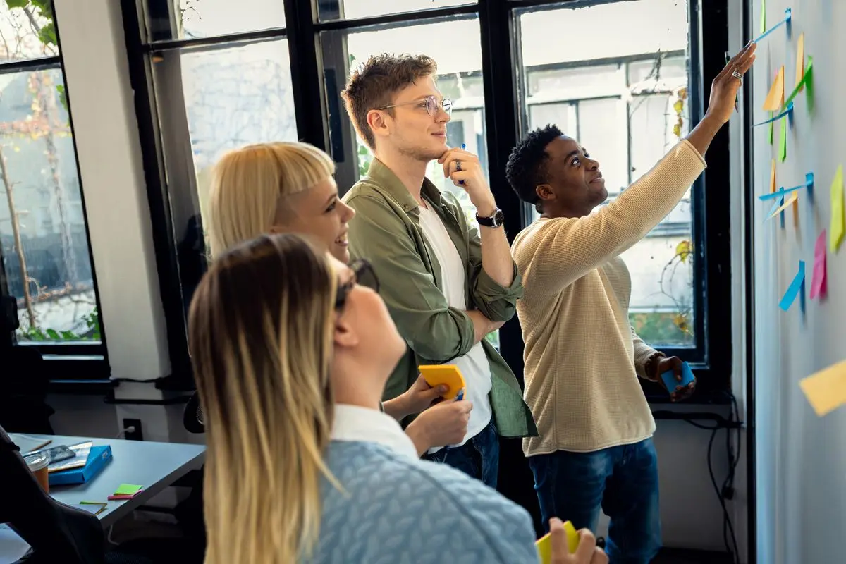 Team arbeitet an einem Board