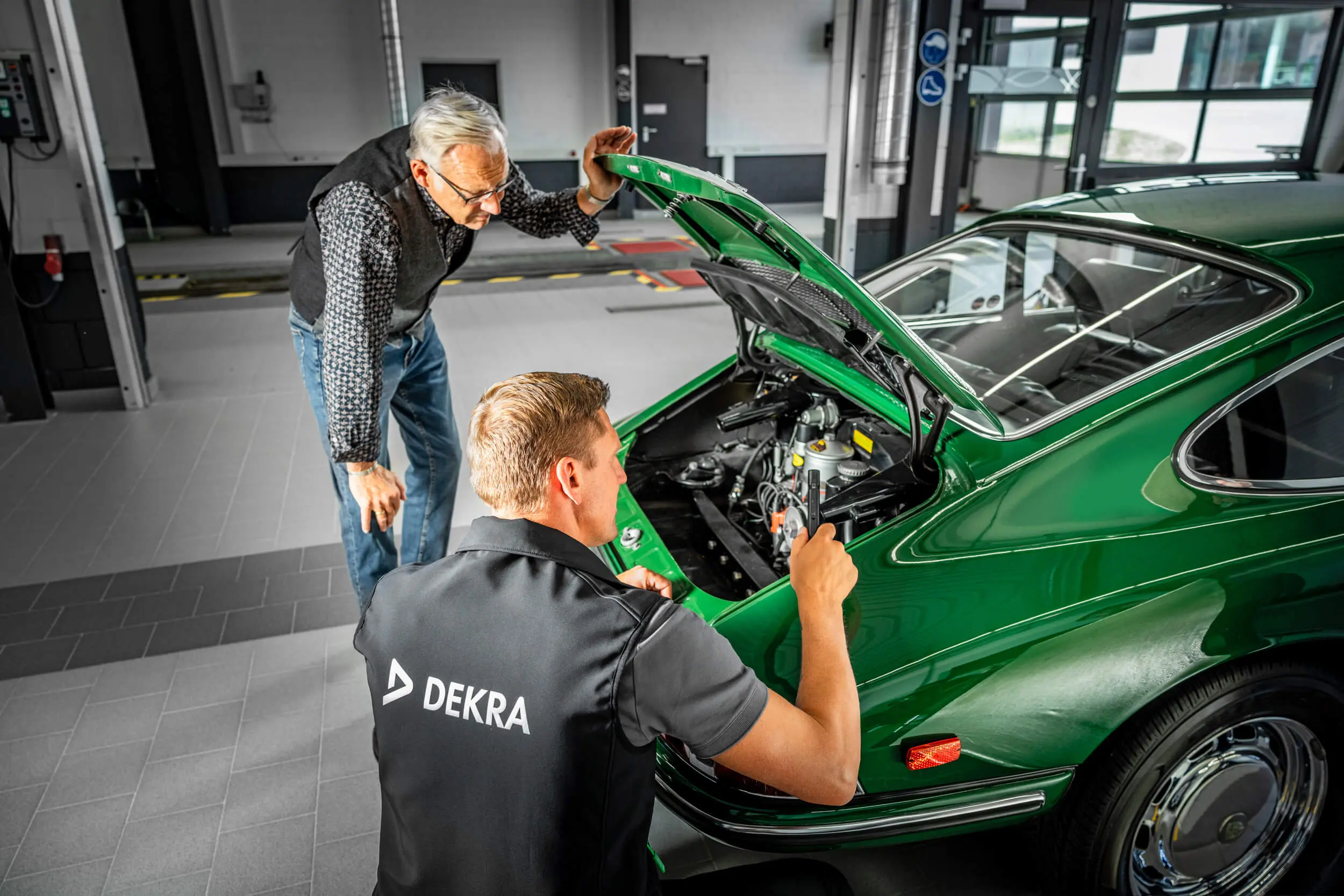 DEKRA Sachverständiger ermittelt Wert eines Oldtimers DEKRA Sachverständiger ermittelt Wert eines Oldtimers