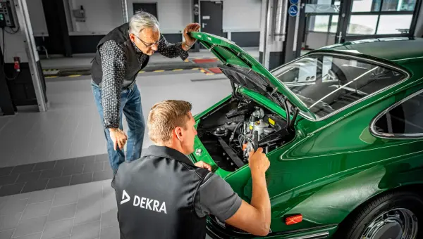 DEKRA Sachverständiger ermittelt Wert eines Oldtimers DEKRA Sachverständiger ermittelt Wert eines Oldtimers