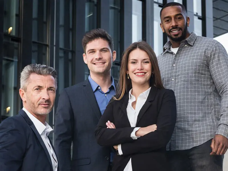 Mehrere Mitarbeiter in Businesskleidung Mehrere Mitarbeiter in Businesskleidung